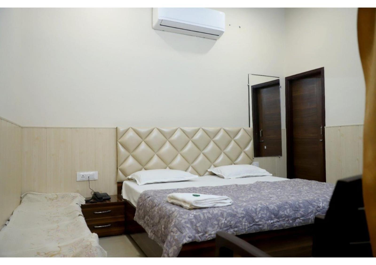 Rk Lodge Amritsar Ngoại thất bức ảnh