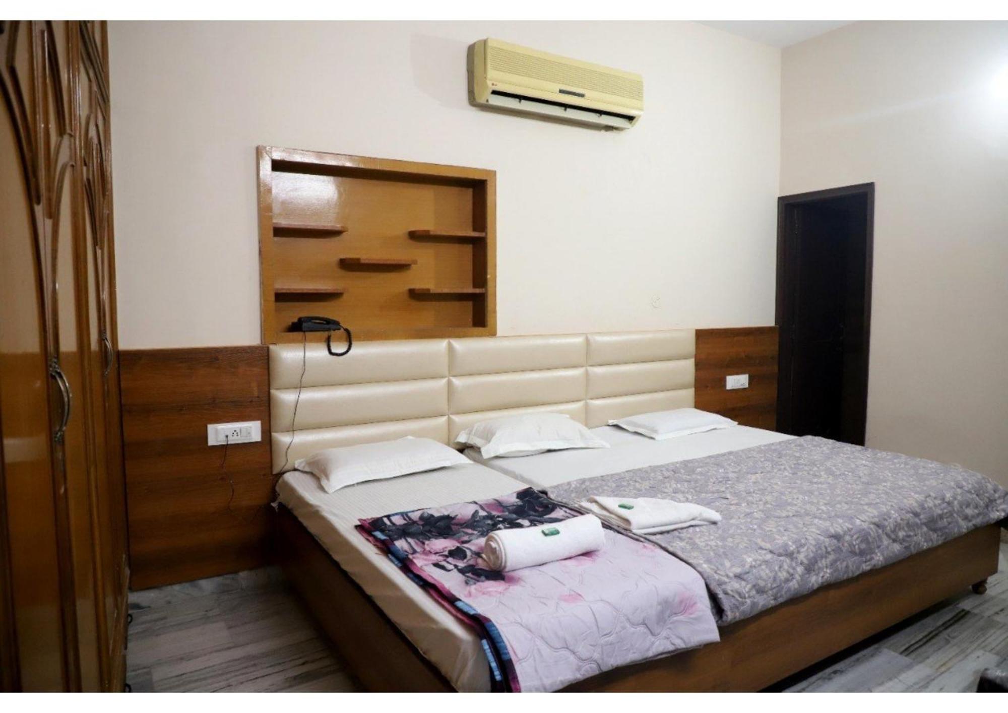 Rk Lodge Amritsar Ngoại thất bức ảnh