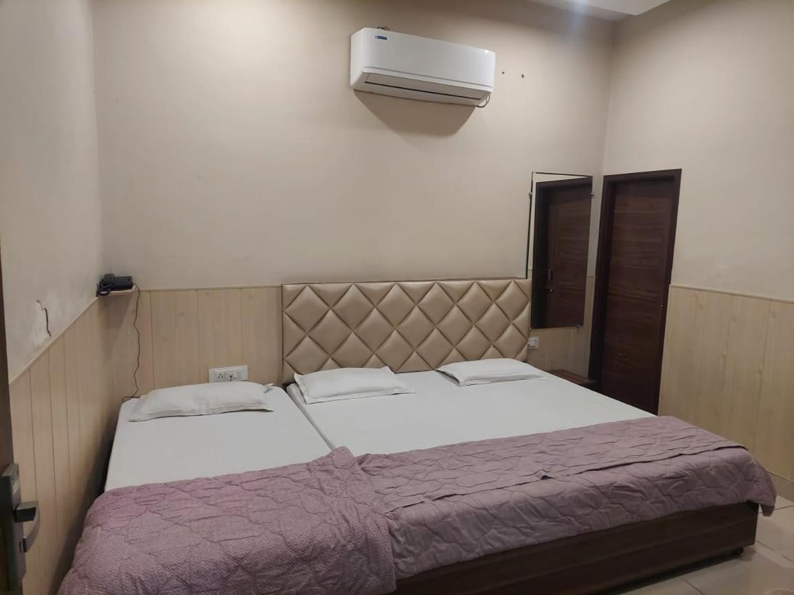 Rk Lodge Amritsar Phòng bức ảnh