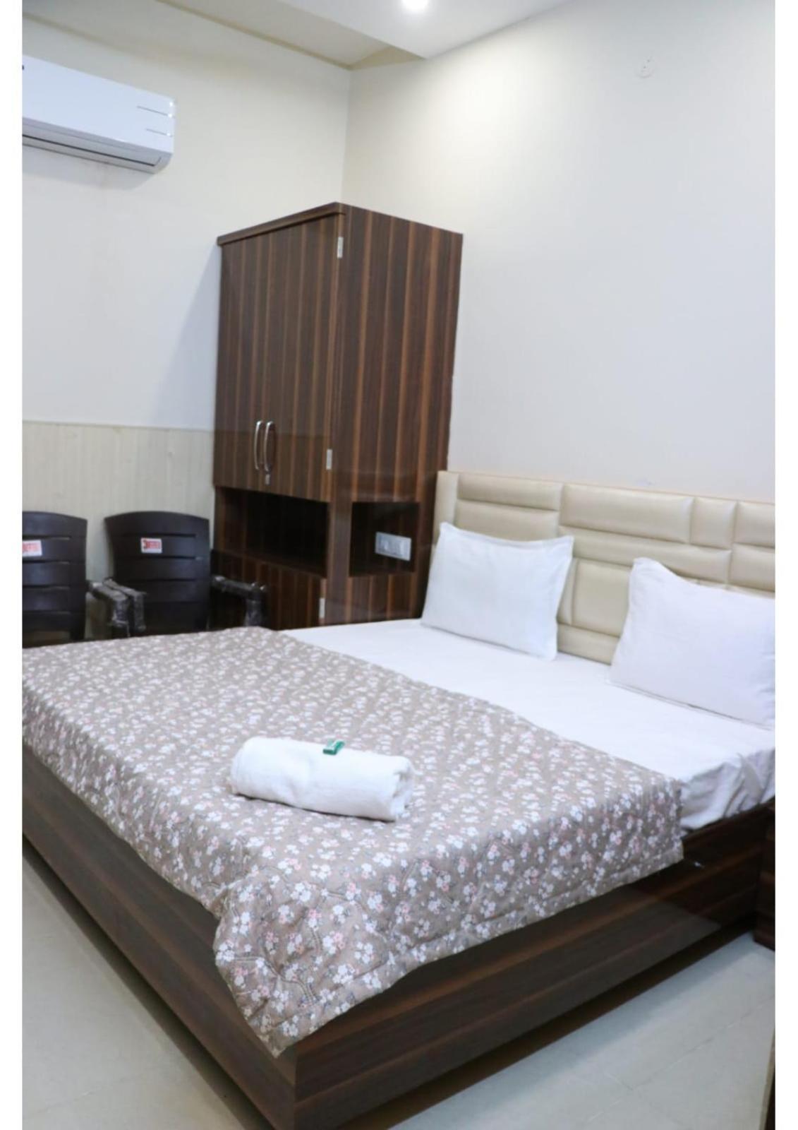 Rk Lodge Amritsar Ngoại thất bức ảnh